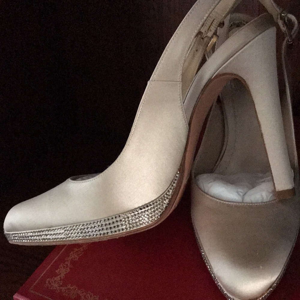 Rene Caovilla Satin Rhinestone embellished pump - Picture 4 of 13